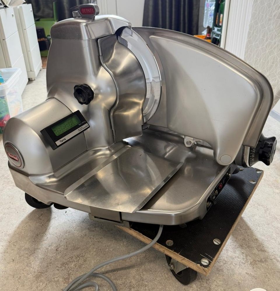 Trancheuse Berkel en aluminium avec balance intégrée et affichage numérique