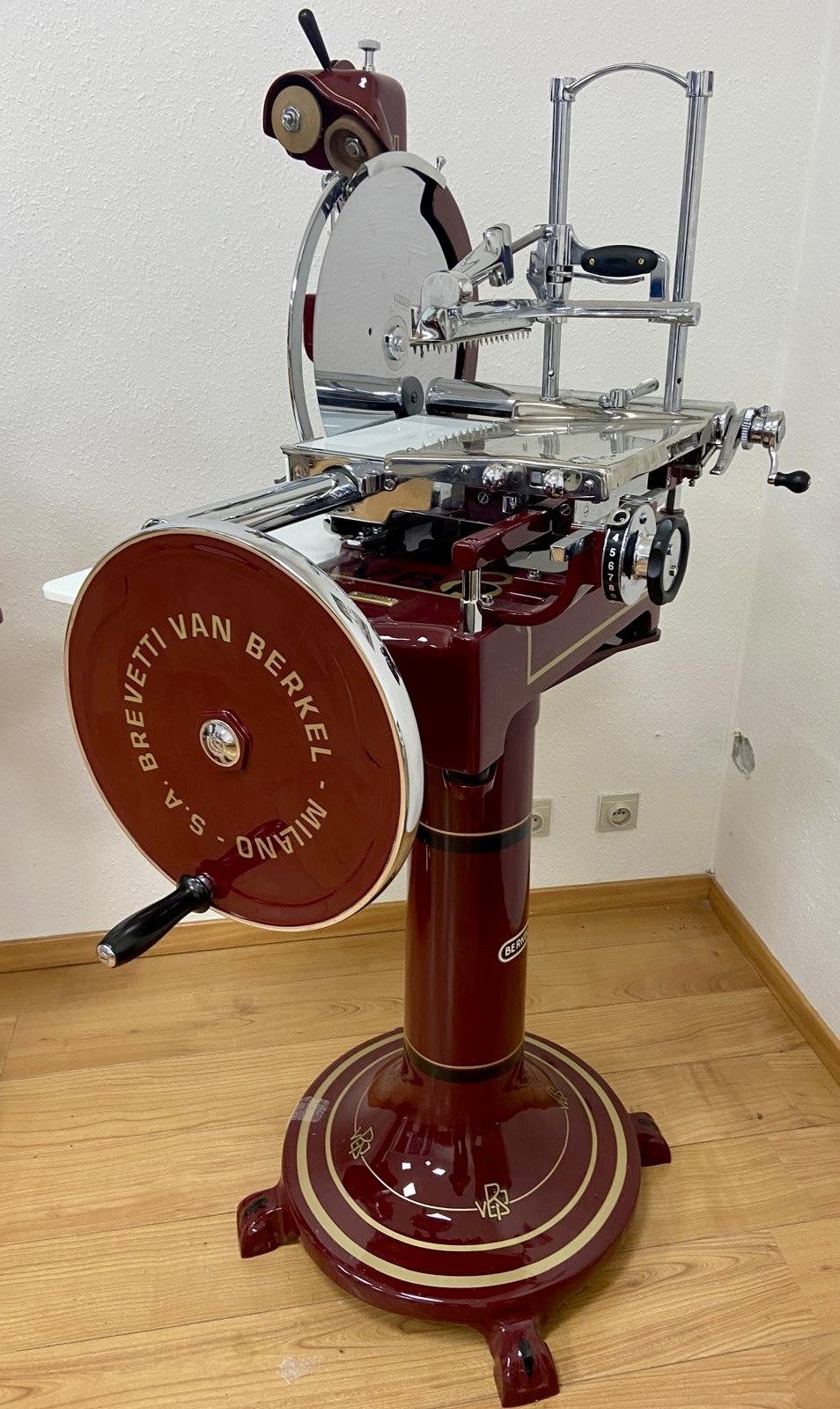 Trancheuse Berkel à volant bordeaux restaurée, sur pied